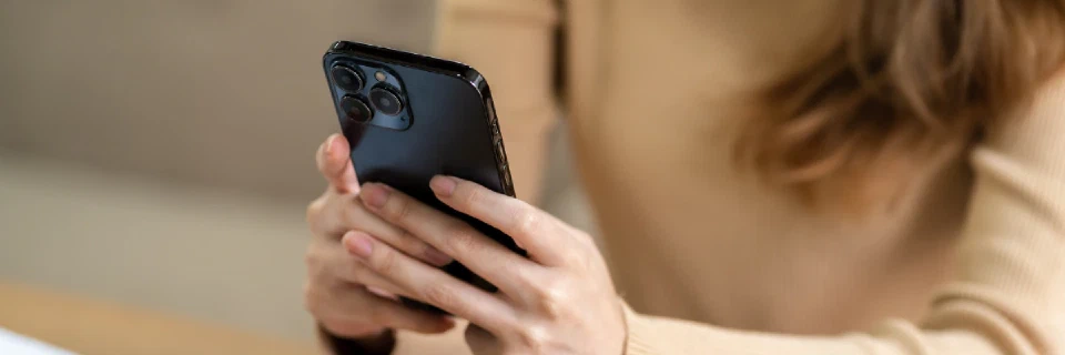 Cómo SMS y WhatsApp Transforman los Contact Centers